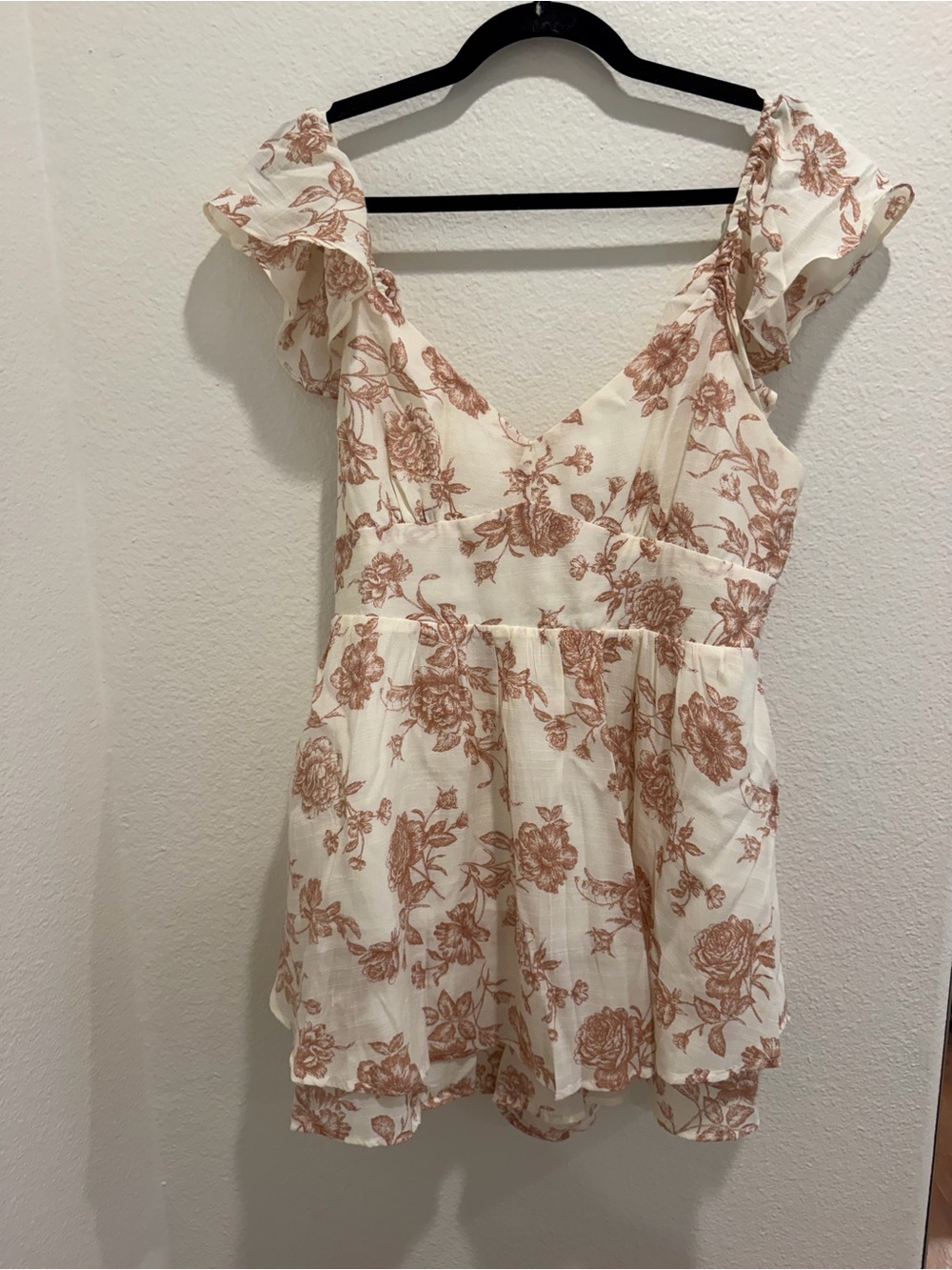 [LIKE 🆕] Altar’d State: Peach + White Floral Romper (Size L)
